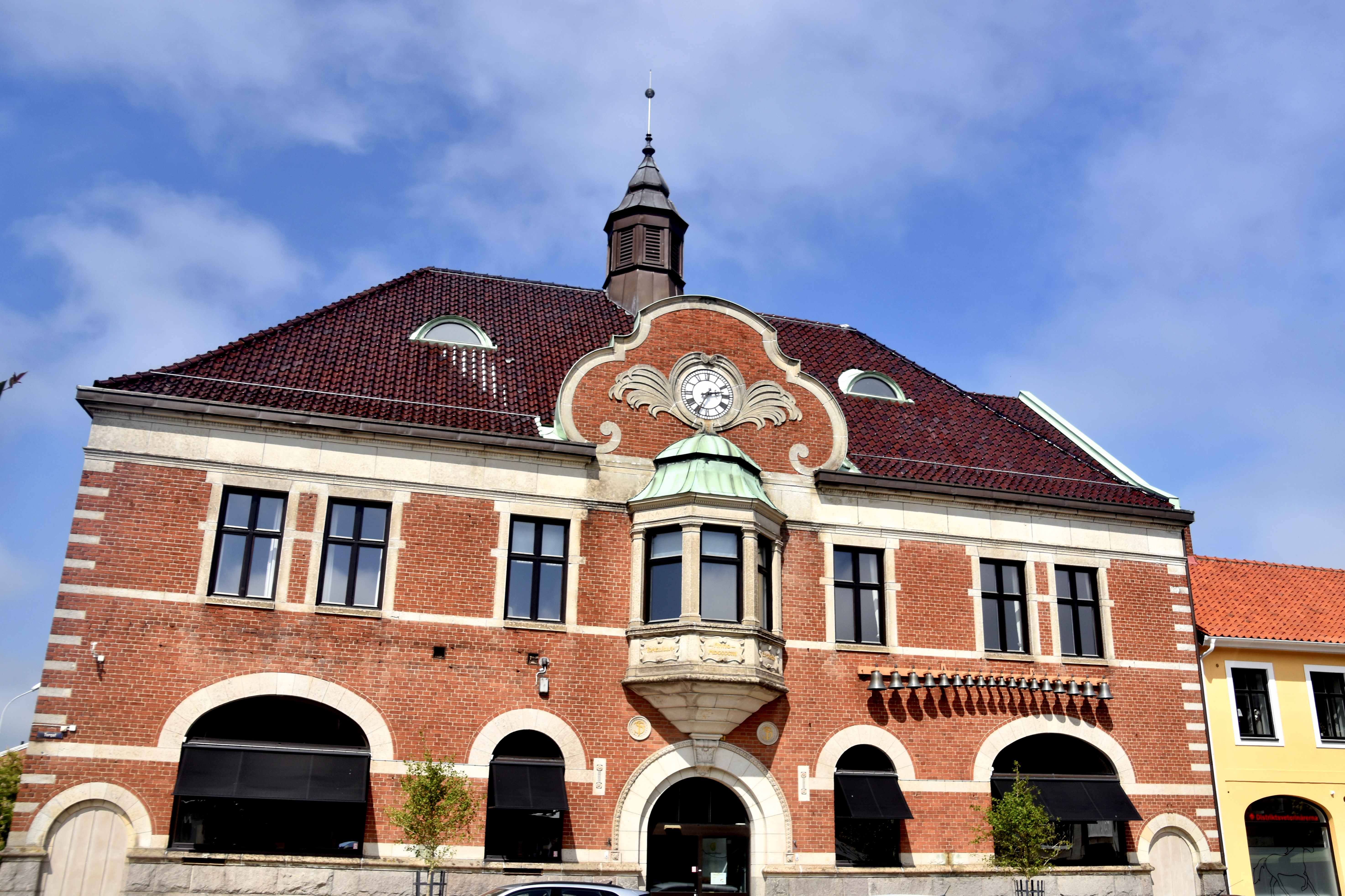 M&auml;klarkontor i Tomelillas gamla banklokal